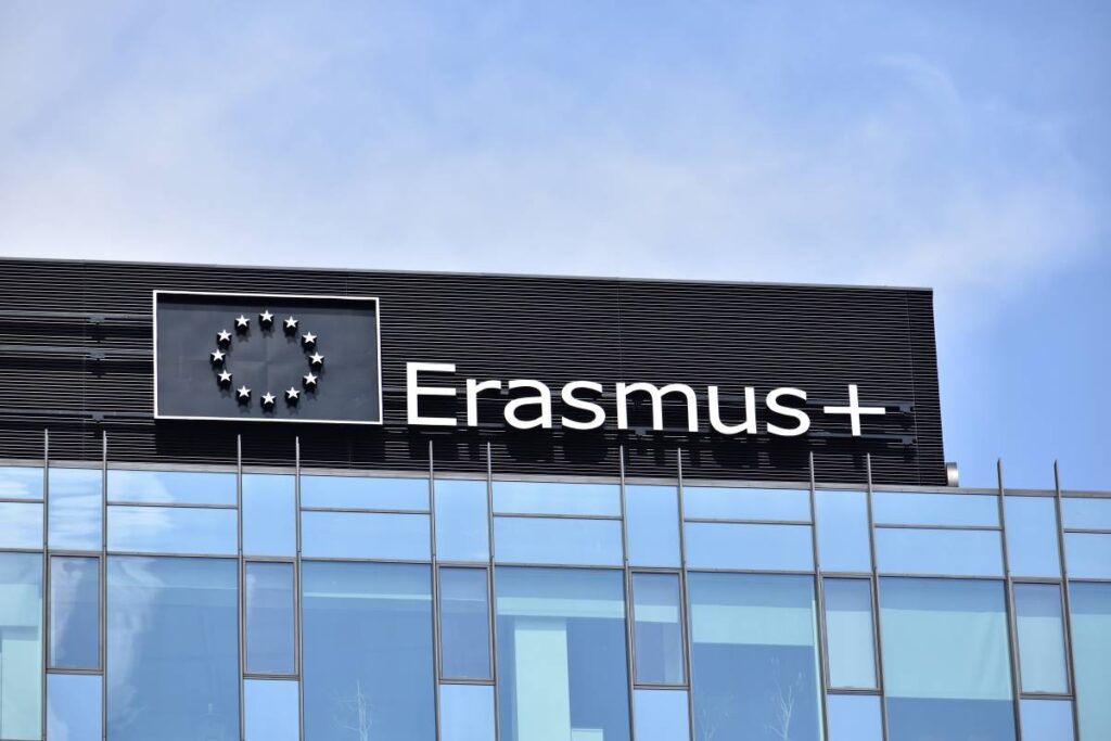 Chaque année, des milliers de tunisiens profitent des bourses Erasmus+ pour étudier en Europe.