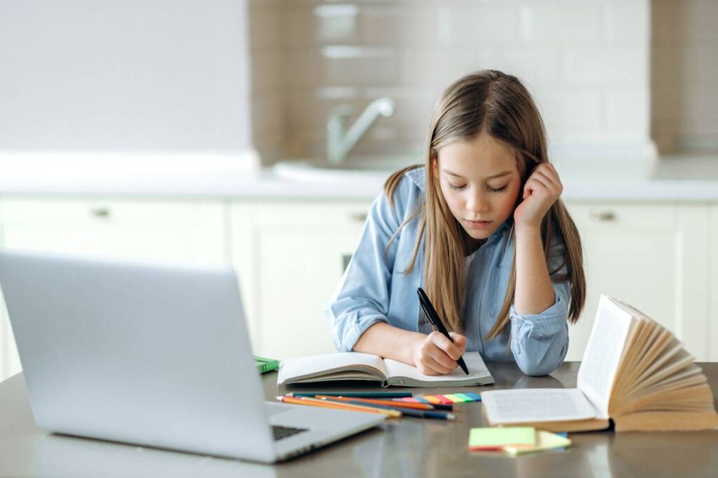 Le CNED permet d'étudier à distance en Tunisie tout en obtenant un diplôme français reconnu.