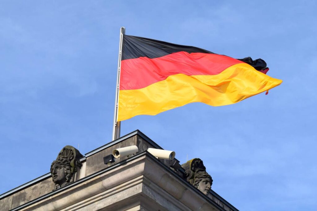 L’ambassade d’Allemagne en Tunisie offre ses services aux allemands, germano-tunisiens et tunisiens.