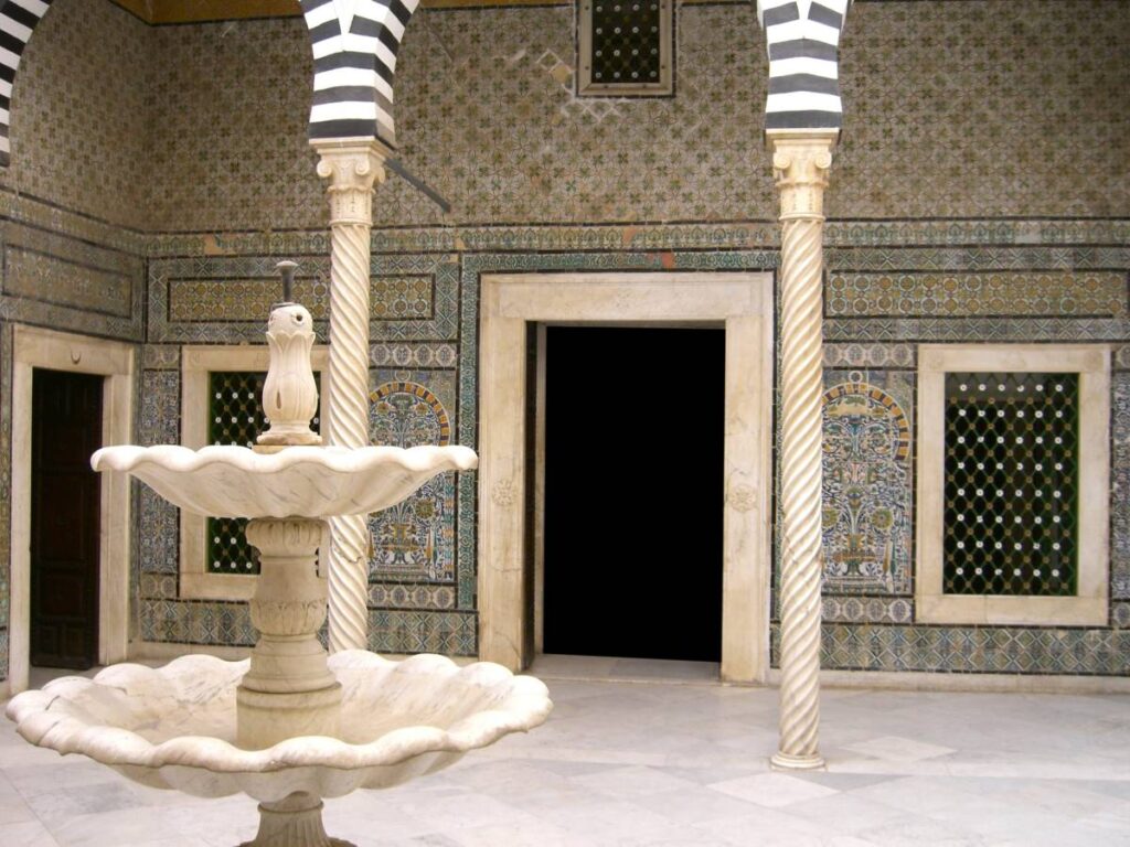 Grâce à l’initiative d’entrée à des musées gratuits en Tunisie, plusieurs visiteurs en profitent.