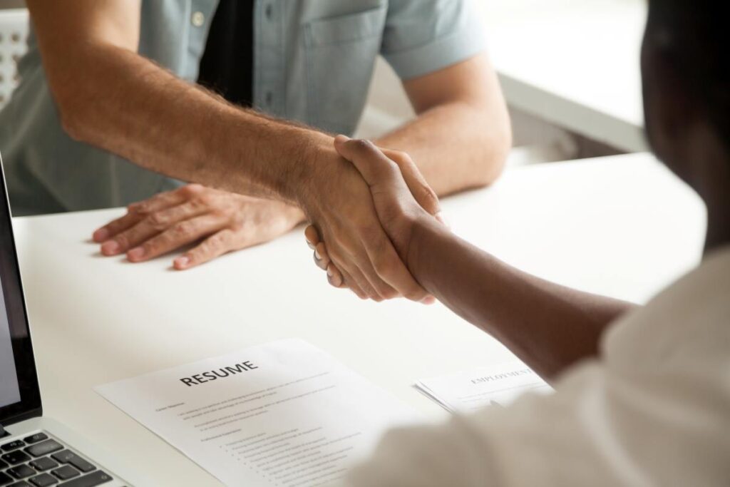Le contrat Karama en Tunisie permet aux jeunes diplômés d’accéder à un premier emploi subventionné.