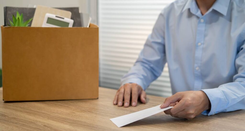 Si vous voulez quittez votre emploi (secteur public/privé), vous devez déposer votre démission.