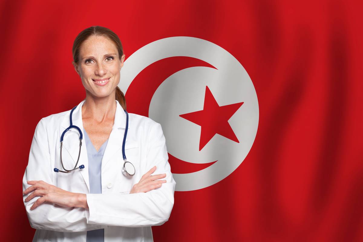 Docteur devant le drapeau tunisien, permis de travail pour la Tunisie