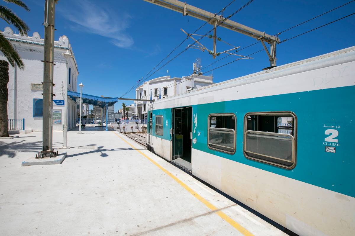 Un train sur les rails. Aides financières pour les frais de transport en commun en Tunisie.