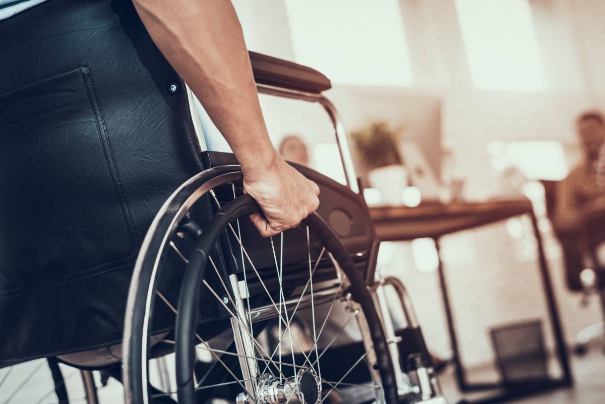 Accordée pour 5 à 10 ans, la carte handicap offre des avantages pour les personnes invalides.
